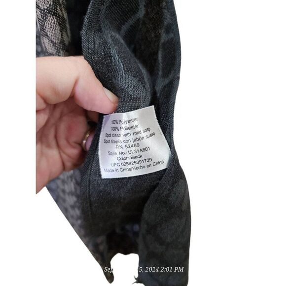 Gray and black scarf - Picture 7 of 8